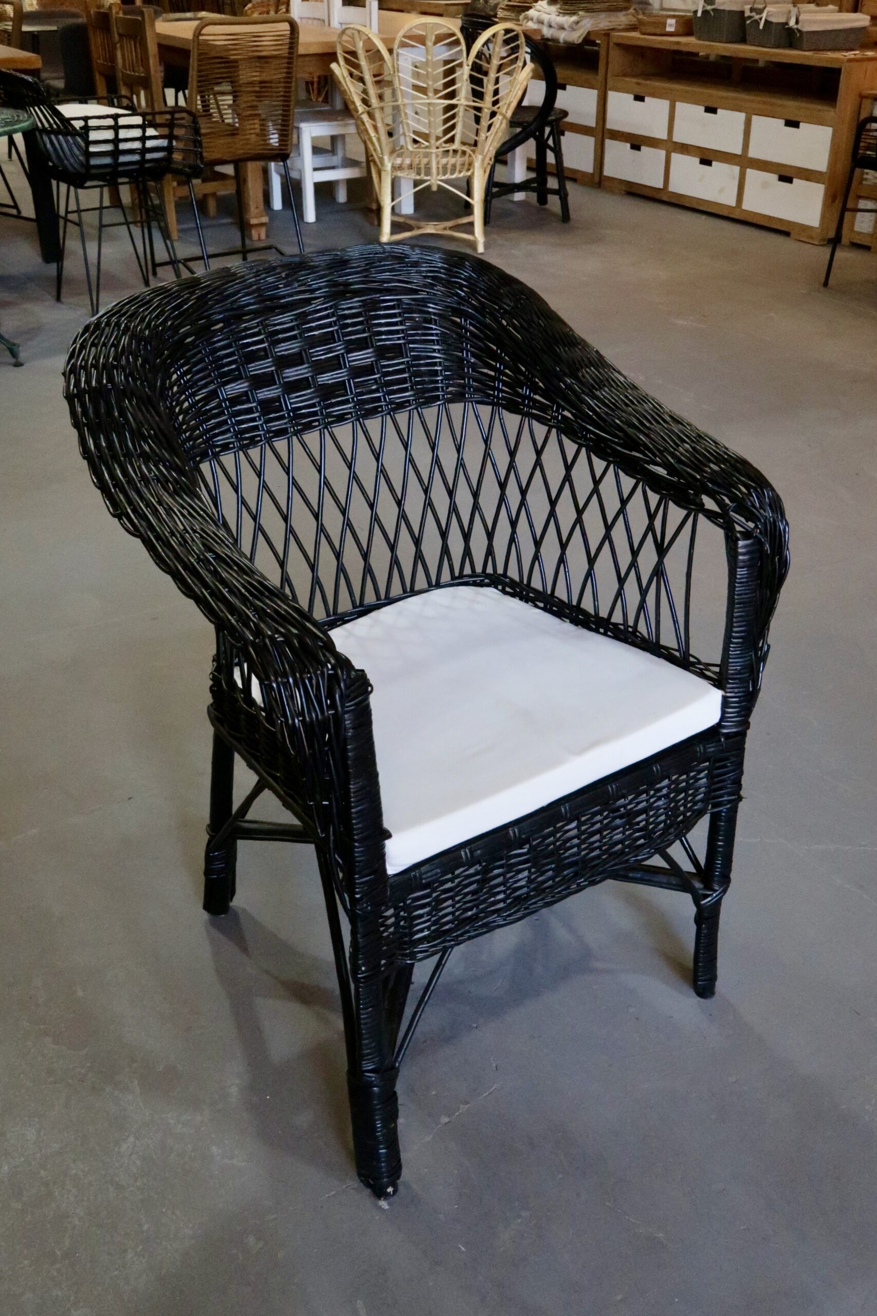 Sillón Mimbre Pintado Negro – Sin Placa | Basket Shop