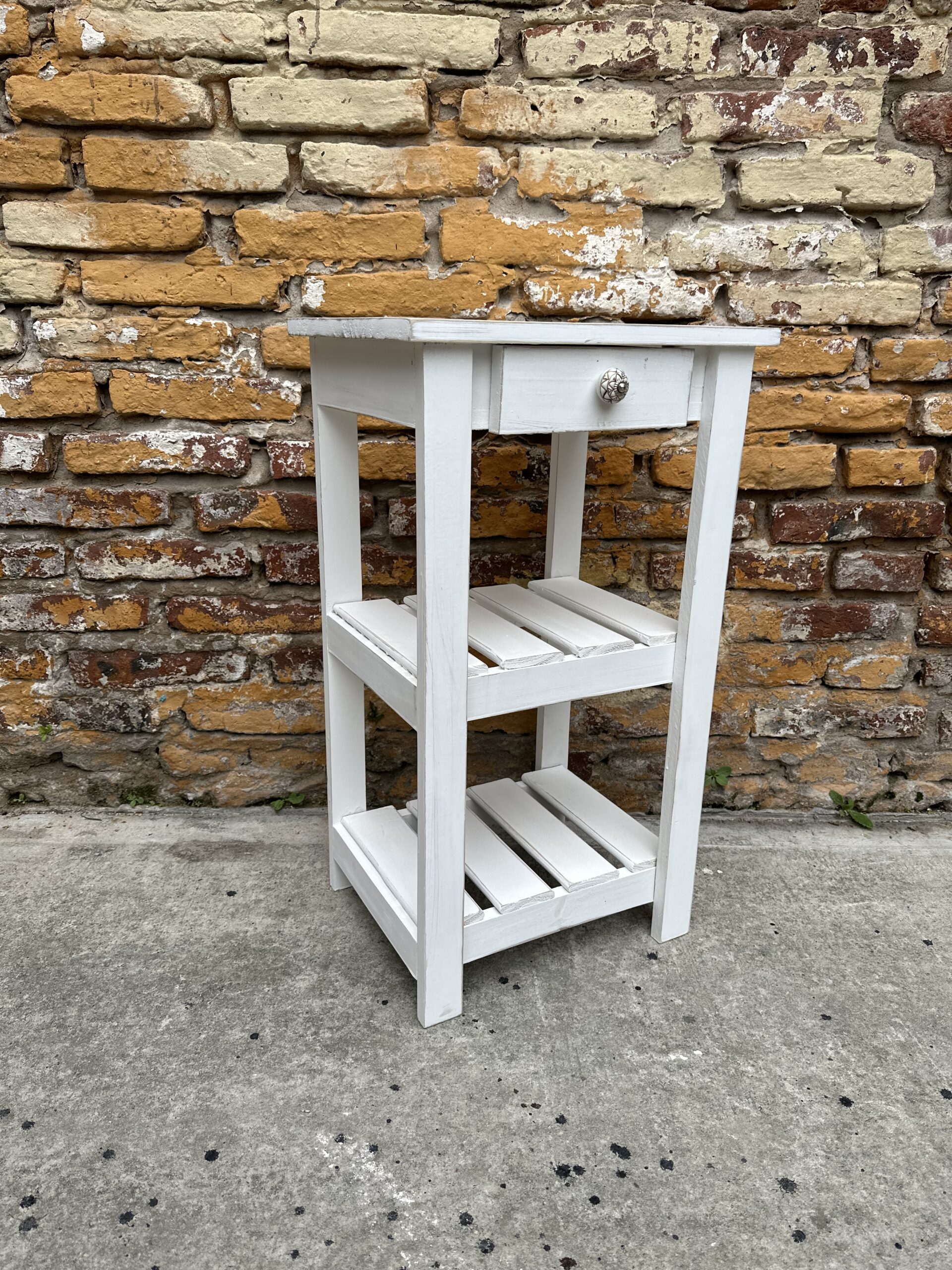 Mesa de Luz Blanca con 2 Estantes Cerámica | Basket