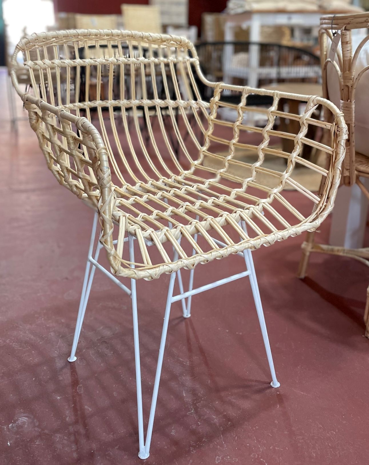Sillón Coco Patas Blancas – Hierro y Mimbre | Basket Shop