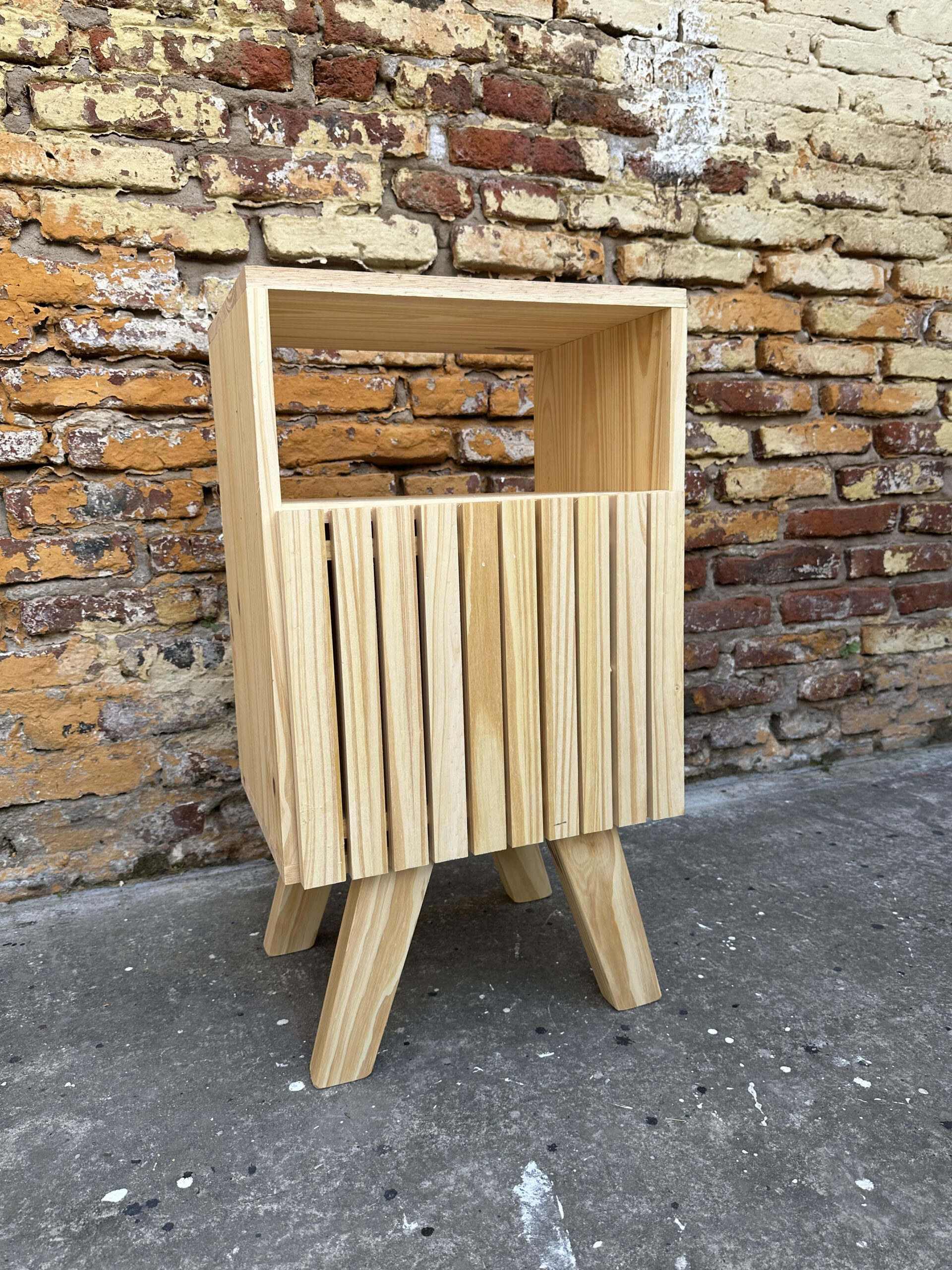 Mesa de Luz Varillada Pino Crudo 40 cm | Basket Shop