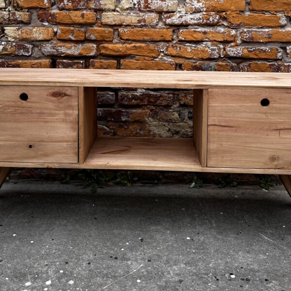 Rack TV con Puertas 1.20 m Pino Encerado | Basket Shop