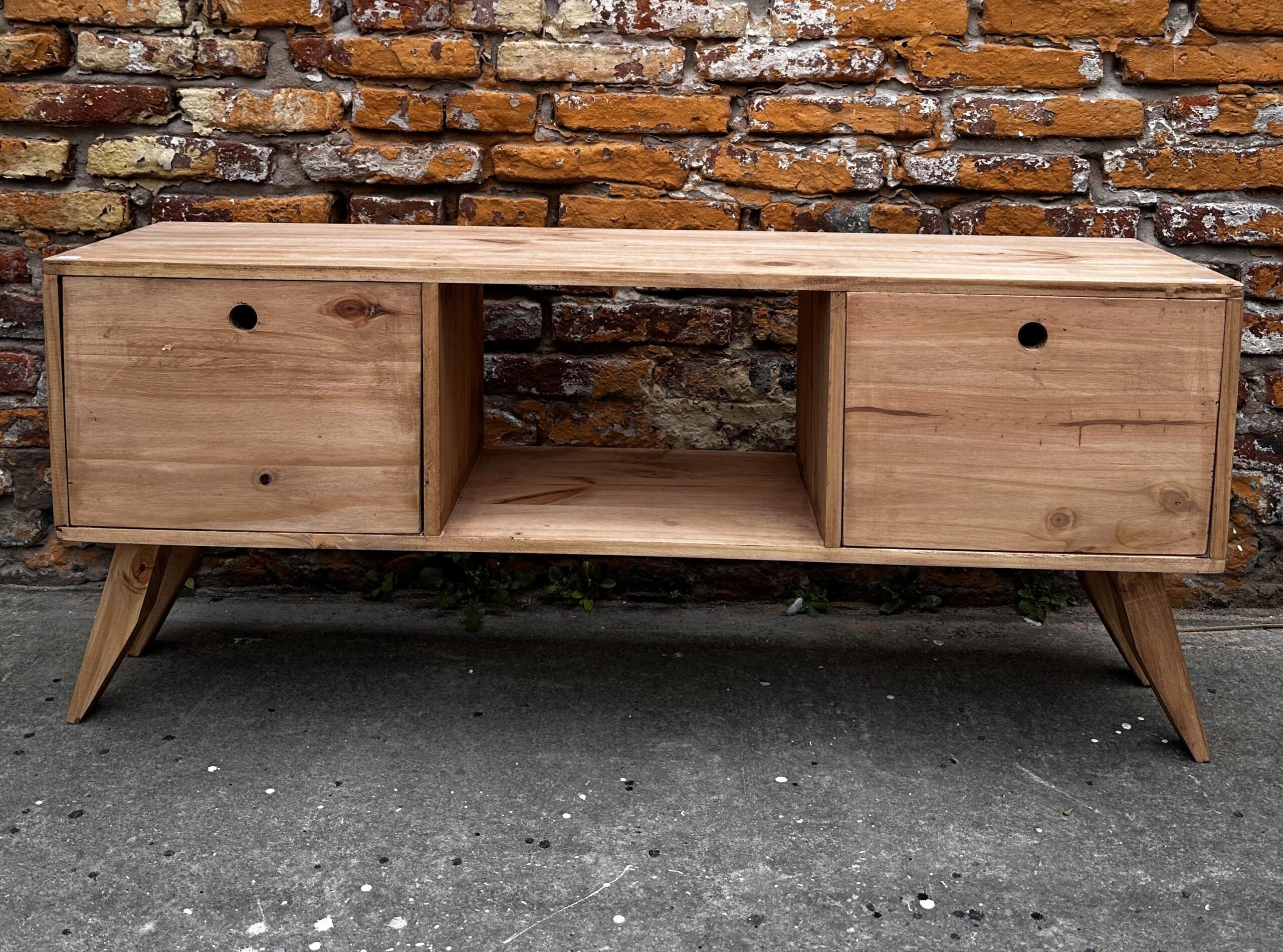Rack TV con Puertas 1.20 m Pino Encerado | Basket Shop
