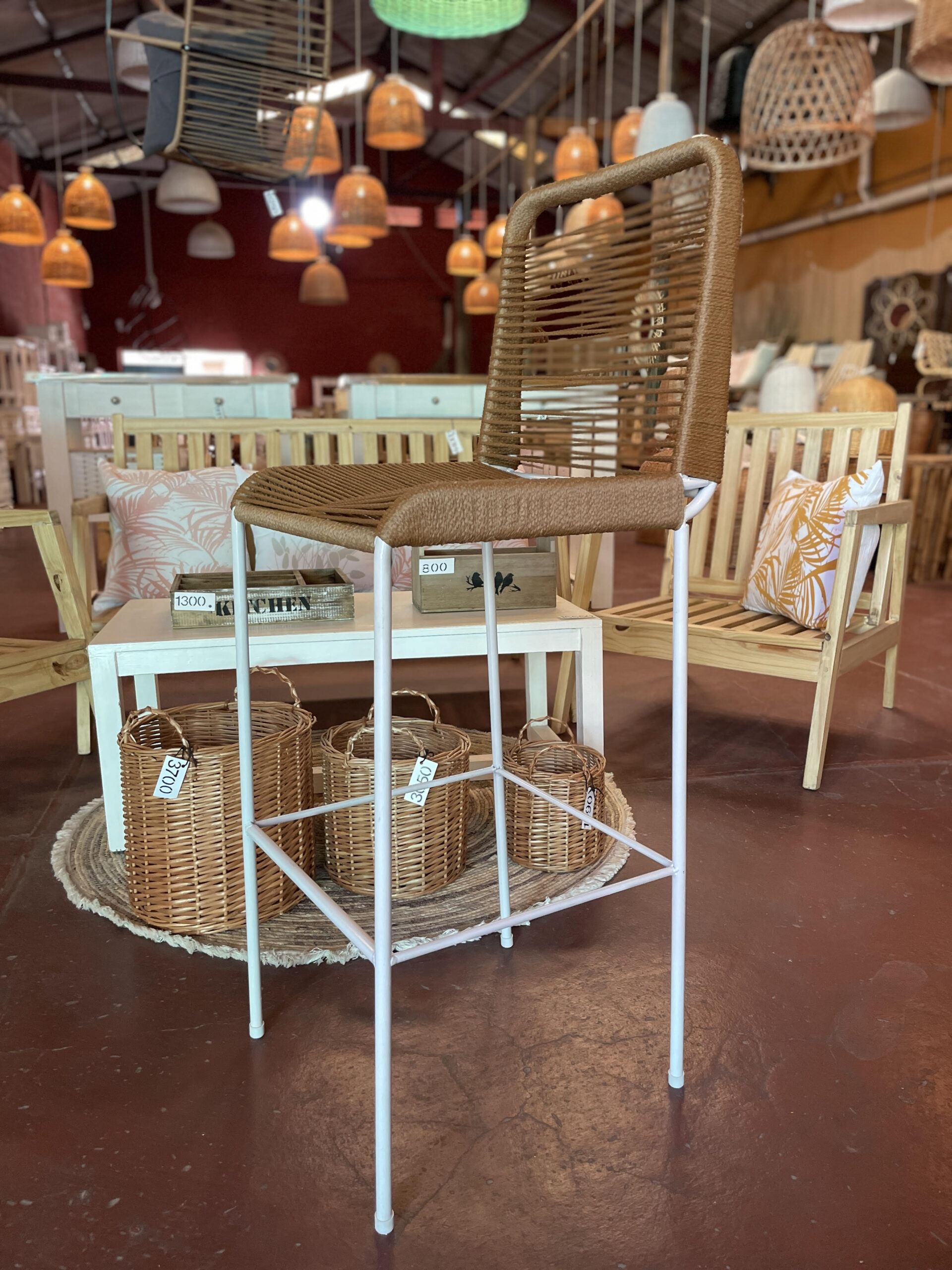 Banqueta Tulum Marrón Base Blanca 75 cm | Basket Shop