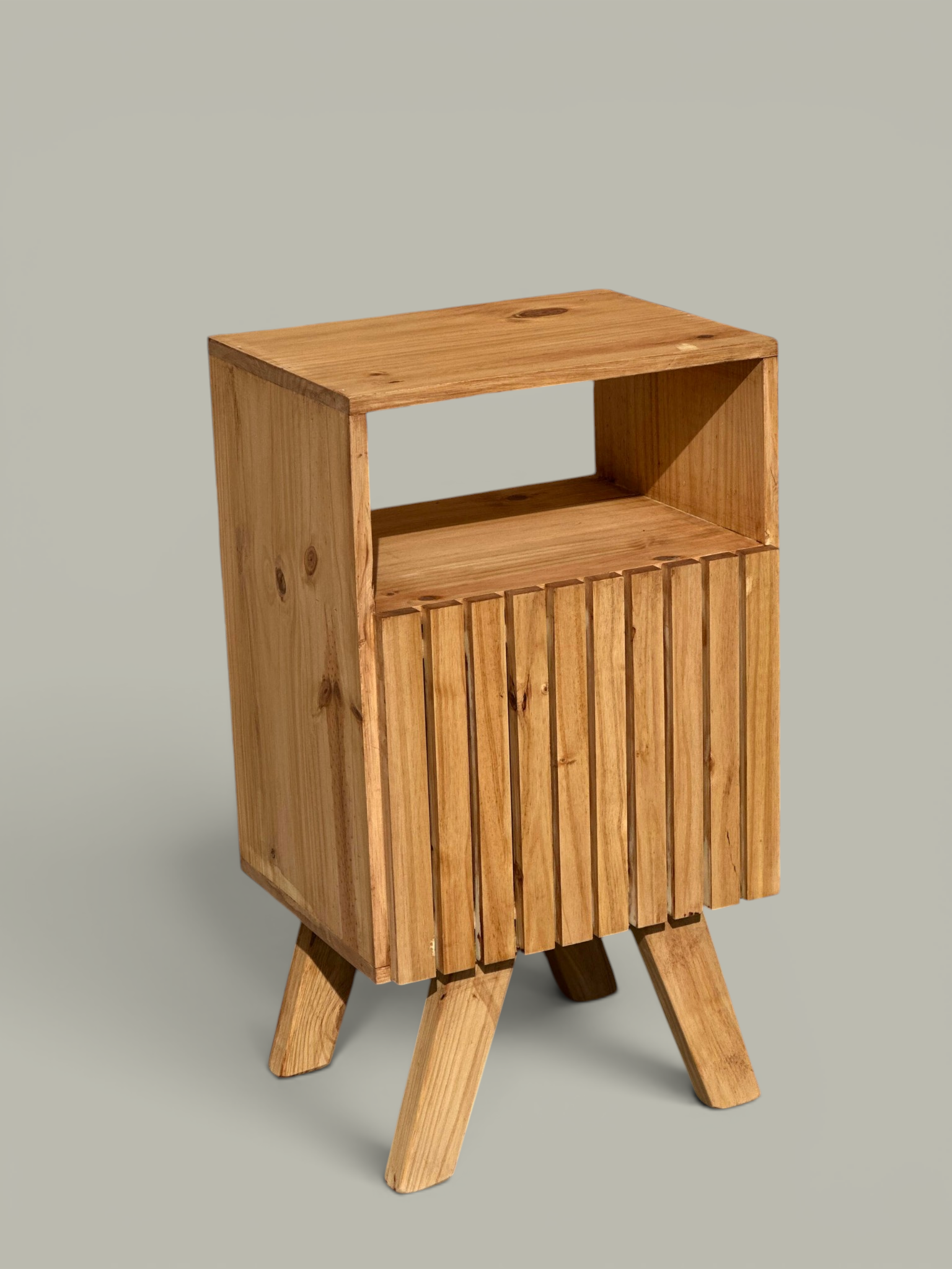 Mesa de Luz Varillada Encerada 40 cm | Basket Shop