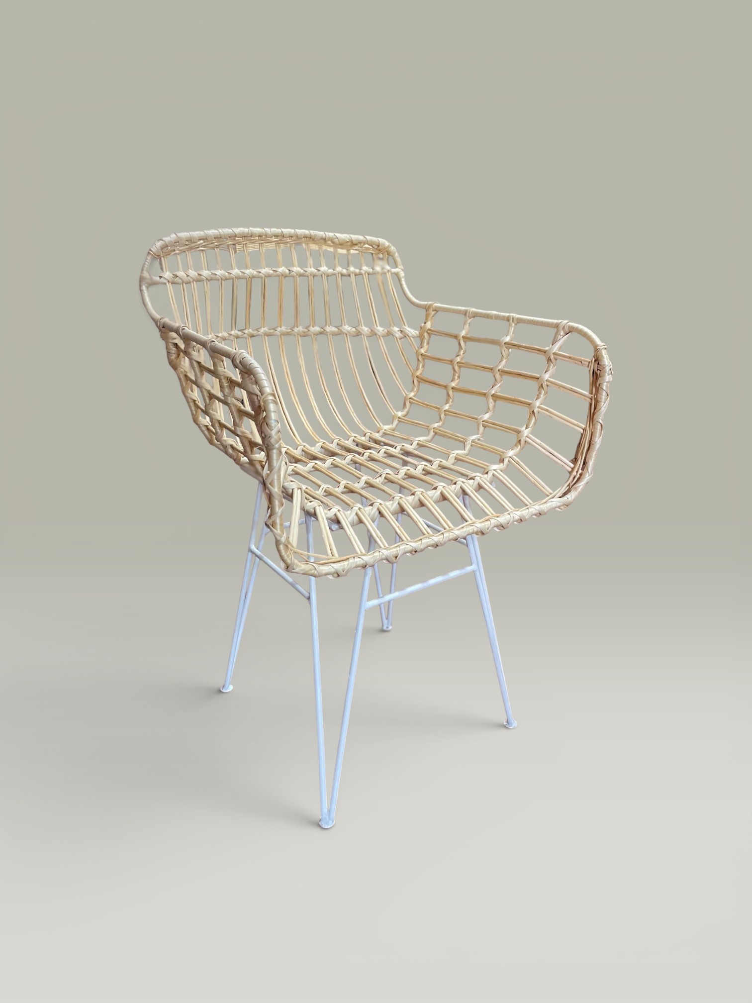 Sillón Coco Patas Blancas – Hierro y Mimbre | Basket Shop